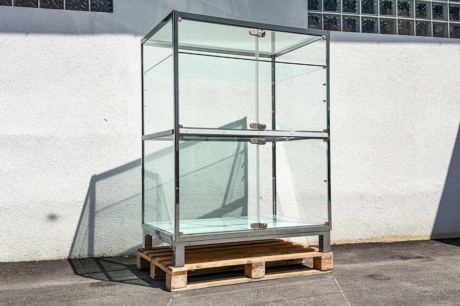 Massive Verkaufsvitrine